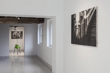 Exhibition view 'Verdacht licht' & 'A shade of pale blankets'