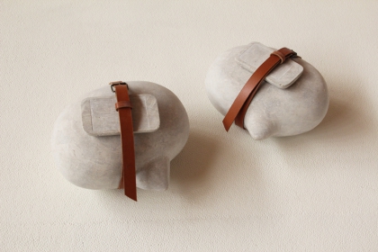 In dialoog met mark manders ( 2014) | 16 x 22 x 19 cm |  sandstone - leather - buckle