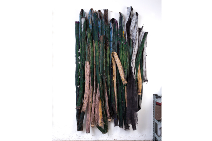 Enfolded in Its Embrace (2023) - 225 x 116 x 21 cm - textile (sisal & diverse yarns) - photo Peter Stuijk