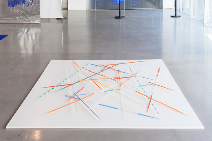 Mikado LDB Modulor (2013) | plinth 200 x 200 cm / single Mikado (28 sticks) 150 cm | glass | Photo: Matthias Van Rossen