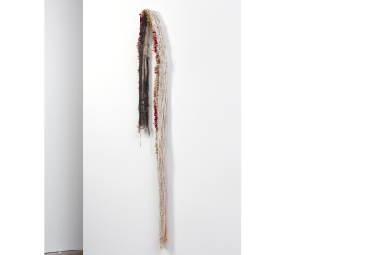 Roerloos (2023)- 130 x 20 x 8 cm - diverse yarns - photo Peter Stuijk