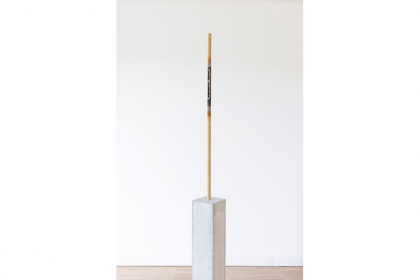 Serendip III (2019) | 168,6 x 10 x 10 cm | bronze - messing - concrete base