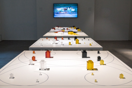 Sã (100) (2015) | coloured Crystal glass blocks positioned on six tables with six silkscreen diagrams, table 80 x 80 x 80 cm | photo: Enrico Florese