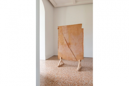 Serendip II (2019) | 171 x 112,8 x 40 cm | textile - glass - wooden stand