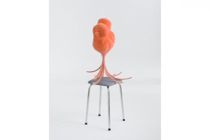 Single-tailed (2020) | 105 x 45 x 40 cm | stool, acrylic resin, iron, nylon powder, epoxy resin