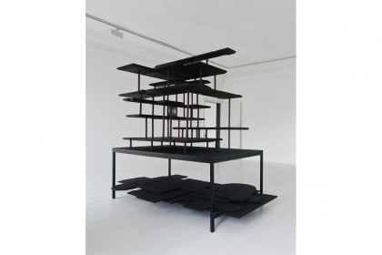 Une architecture autobiographique (2009) - 200 x 220 x 120 cm - wood, metal