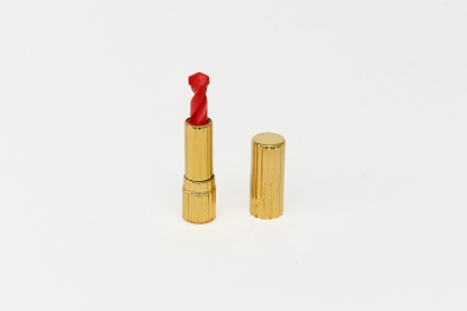 Rouge à lèvres moulé en mèche à beton (2014) | 7 x 2 cm | moulded lipstick
